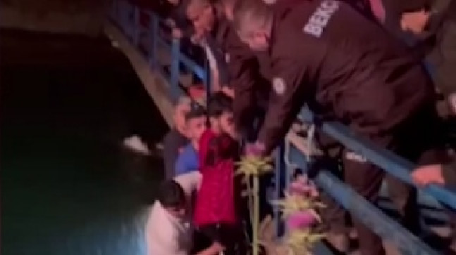 ADANA’DA SULAMA KANALINA DEVRİLEN MİNİBÜSTEKİ 1’İ KADIN 4 KİŞİYİ İTFAİYE EKİPLERİ KURTARDI