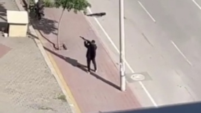 AK PARTİ ÇUKUROVA İLÇE BAŞKANLIĞININ BİNASINA POMPALI TÜFEKLE SALDIRI