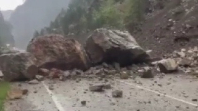 ADANA’DA HEYELAN NEDENİYLE TUFANBEYLİ – SAİMBEYLİ KARA YOLU ULAŞIMA KAPANDI