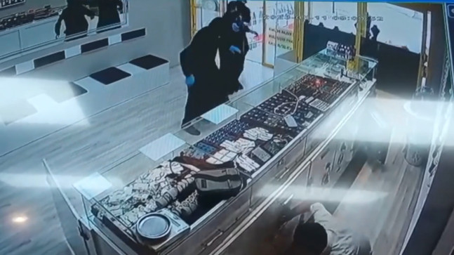 ADANA’DA KADIN KIYAFETİ GİYİNEN 3 KİŞİ SİLAHLA KUYUMCUYU SOYMAYA ÇALIŞTI