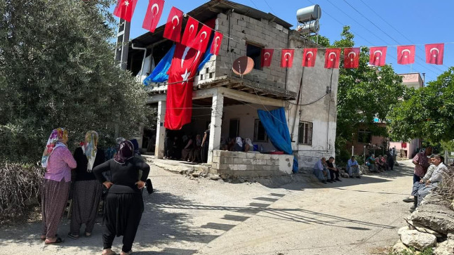 ŞIRNAK’IN BESTLER DERELER BÖLGESİNDE BAŞLATILAN OPERASYONDA 3 ASKER ŞEHİT OLDU Şehit Jandarma Uzman Çavuş Serkan Ölmez’in Mersin’deki ailesine şehadet haberi verildi