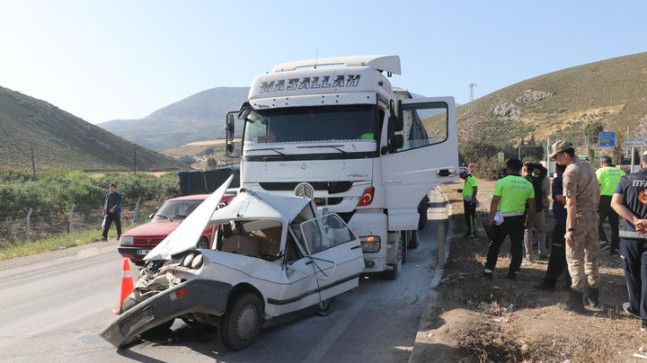HATAY’IN BELEN İLÇESİNDE FRENİ BOŞALAN TIRIN KIRMIZI IŞIKTA BEKLEYEN 2 OTOMOBİLE ÇARPMASI SONUCU 1 KİŞİ YARALANDI