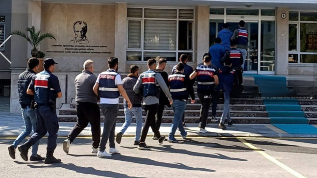 Mersin’de yasa dışı bahis operasyonunda yakalanan 18 zanlıdan 14’ü tutuklandı