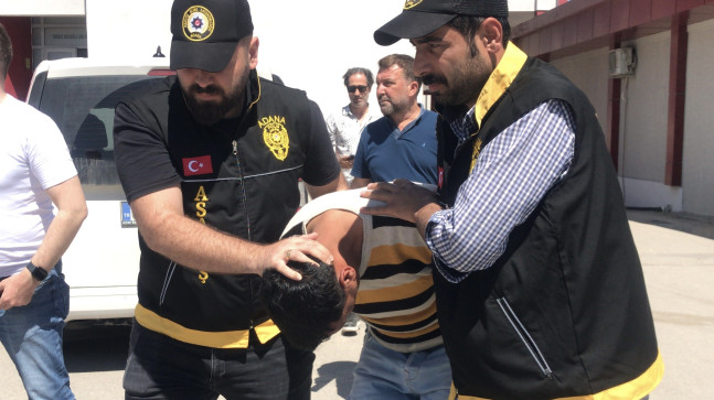 ADANA’DA EŞİ, KAYINVALİDESİ VE  BEDENSEL ENGELLİ KAYNINI BIÇAKLAYARAK ÖLDÜRÜP KAYINPEDERİNİ DE YARALAYAN SURİYE UYRUKLU ZANLI TUTUKLANDI