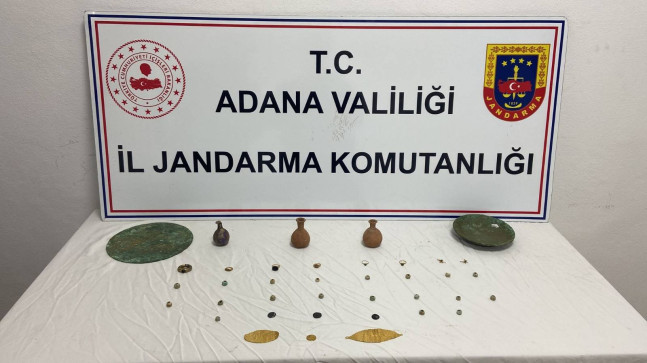ADANA’DA BİR ARAÇTA YAPILAN ARAMADA TARİHİ ESER NİTELİĞİNDE ÇEŞİTLİ OBJELER BULUNDU. 3 ŞÜPHELİ HAKKINDA ADLI İŞLEM BAŞLATILDI