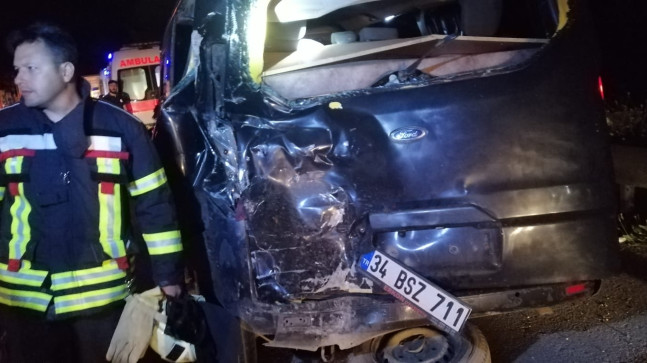 MERSİN’DE OTOBÜSLE MİNİBÜSÜN ÇARPIŞMASI SONUCU 8 KİŞİ YARALANDI