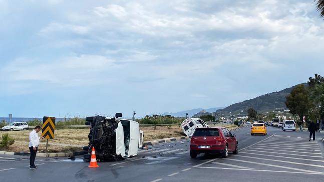 ANTALYA’NIN ALANYA İLÇESİNDE KAMYONET VE MİNİBÜSÜN ÇARPIŞTIĞI KAZADA 9 KİŞİ YARALANDI