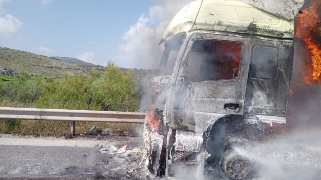 MERSİN’DE TUZ YÜKLÜ TIR OTOYOLDA SEYİR HALİNDEYKEN YANDI