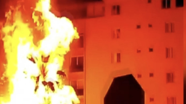 MERSİN’DE PALMİYE AĞAÇLARININ YANMASIYLA BÜYÜYEN ALEVLERİN METRUK EVE SIÇRAMASI SONUCU ÇEVRE SAKİNLERİ KORKULU ANLAR YAŞADI