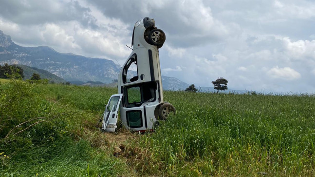 FİLMLERE SAHNE OLACAK GÖRÜNTÜ…  ADANA’DA HAFİF TİCARİ ARAÇ DEVRİLDİĞİ TARLADA DİK DURDU