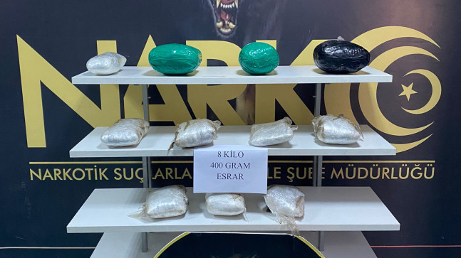 ADANA’DA BİR OTOMOBİLDE YAPILAN ARAMADA STEONEYE VE SES SİSTEMİNE GİZLENMİŞ 11 PAKETTE 8 KİLO 400 GRAM ESRAR ELE GEÇİRİLDİ