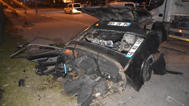 ADANA’DA AYDINLATMA DİREĞİNE ÇARPAN OTOMOBİL İKİYE BÖLÜNDÜ… AĞIR YARALANAN  SÜRÜCÜ KALDIRILDIĞI HASTANEDE HAYATINI KAYBETTİ