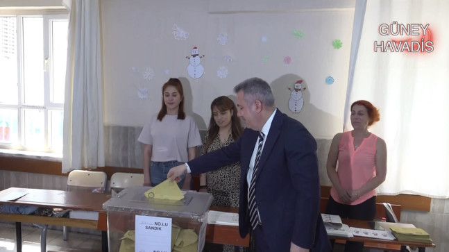 ADANA VALİSİ SÜLEYMAN ELBAN, CUMHURBAŞKANI VE 28.DÖNEM MİLLETVEKİLİ GENEL SEÇİMLERİ İÇİN GAZİ ORTAOKULU’NDA  1009 NUMARALI SANDIKTA OYUNU KULLANDI