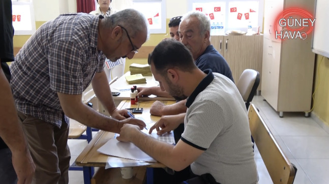 DEPREMDEN ETKİLENEN HATAY’DA VATANDAŞLAR SANDIK BAŞINDA
