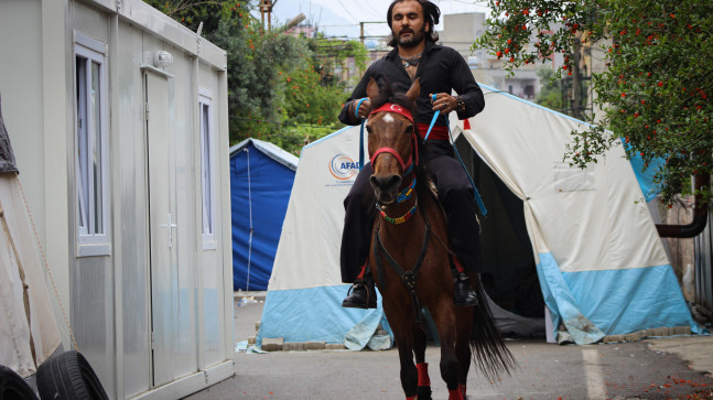 HATAY’DA BİR SEÇMEN OY KULLANMAYA ATLA GELDİ