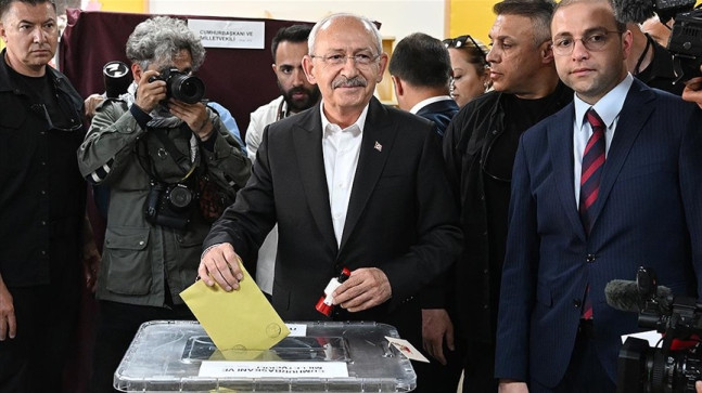 CUMHURBAŞKANI ADAYI VE CHP GENEL BAŞKANI KEMAL KILIÇDAROĞLU, GENEL SEÇİMİ İÇİN ANKARA’DA ÇUKURAMBAR MAHALLESİ’NDEKİ ARJANTİN İLKOKULU’NDA 4221 NUMARALI SANDIKTA OYUNU KULLANDI