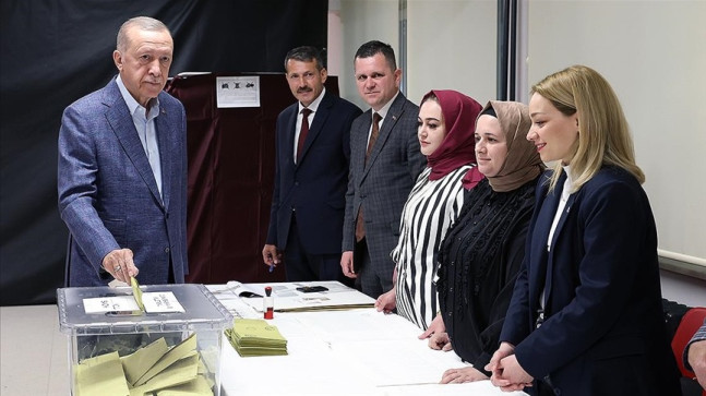 CUMHUR BAŞKANI RECEP TAYYİP ERDOĞAN OYUNU İSTANBUL ÜSKÜDAR’DAKİ SAFFET ÇEBİ ORTAOKULU’NDA 3279 NUMARALI SANDIKTA KULLANDI