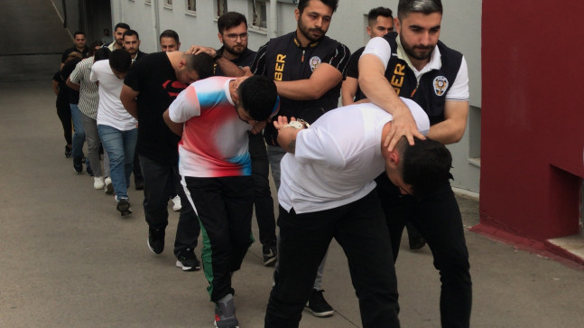 ADANA’DA İKİ KİŞİYİ ARAÇ SATMA BAHANESİYLE KANDIRIP 1 MİLYON 29 BİN LİRA DOLANDIRDIĞI GEREKÇESİYLE 8 ŞÜPHELİDEN 7’Sİ TUTUKLANDI