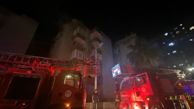 MERSİN’DE 5 KATLI BİNANIN EN ÜST KATINDAKİ DAİREDE ÇIKAN YANGIN KONTROL ALTINA ALINDI