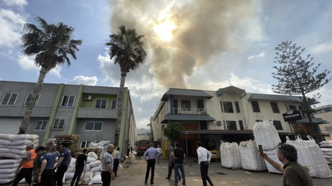 MERSİN SERBEST BÖLGESİ’NDEKİ BİR DEPODA ÇIKAN YANGINA MUDAHALE EDİLİYOR