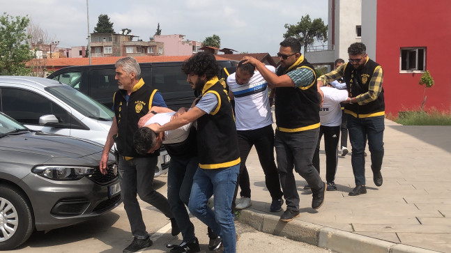 ADANA’DA KADIN KIYAFETİ GİYEREK SİLAHLA  KUYUMCUYU SOYMAYA ÇALIŞAN 4 KİŞİ TUTUKLANDI