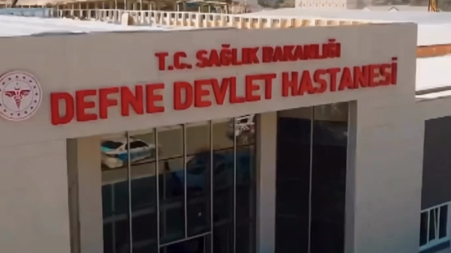 24 MART’TA TEMELİ ATILAN 60 GÜNDE TAMAMLANAN 300 YATAKLI DEFNE DEVLET HASTANESİ YARIN AÇILIYOR