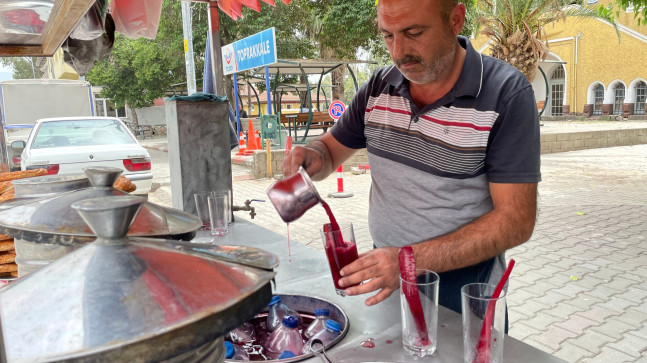 OSMANİYE’DE “DEPREMDE ÖLDÜ” DİYE GEÇİLEN SEYYAR SATICI, DEPREMDE ÖLMEDİĞİNİ KANITLAMAYA ÇALIŞIYOR