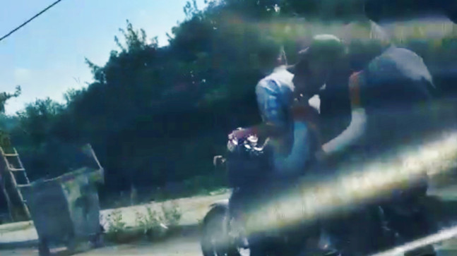 ADANA’DA BİR MOTOSİKLETE 2 DEĞİL, 3 DEĞİL, 4 DEĞİL TAM TAMINA 5 KİŞİ BİNDİ. GÖRENLER ŞAKINA DÖNDÜ