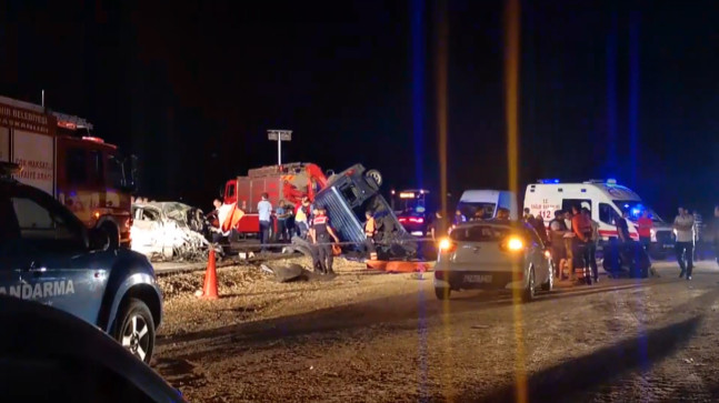 GAZİANTEP’TE HAFİF TİCARİ ARAÇ İLE OTOMOBİL ÇARPIŞTI 6 KİŞİ HAYATINI KAYBETTİ, 1 KİŞİ YARALANDI