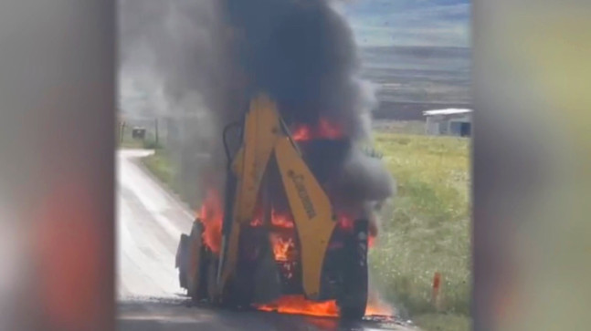 ADANA’DA (ASKİ) İŞ MAKİNESİ SEYİR HALİNDE ALEV ALDI