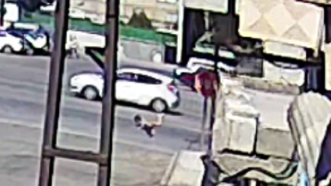 GAZİANTEP’TE 4 YAŞINDAKİ ÇOCUĞUN 2. KATTAN DÜŞMESİ GÜVENLİK KAMERASINA YANSIDI