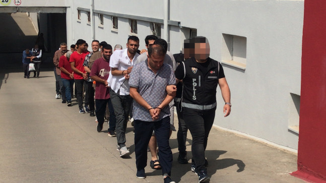 ADANA’DA UYUŞTURUCU ETKİLİ HAPLARIN USULSÜZ TİCARETİNİ YAPARAK SOSYAL GÜVENLİK KURUMU (SGK) ZARARA UĞRATTIKLARI ÖNE SÜRÜLEN 12 ZANLIDAN 7’Sİ TUTUKLANDI