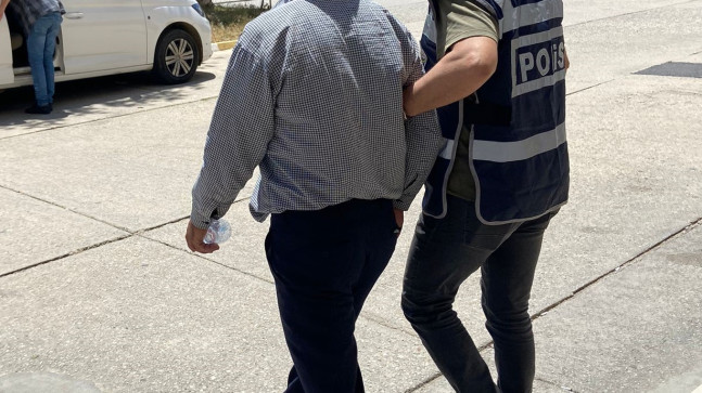 MERSİN’DE 18 YAŞINDAKİ GENCİN HAYATINI KAYBETTİĞİ, 3 KİŞİNİN DE YARALANDIĞI BIÇAKLI KAVGAYA KARIŞTIĞI İDDİASIYLA GÖZALTINA ALINAN ŞÜPHELİ TUTUKLANDI