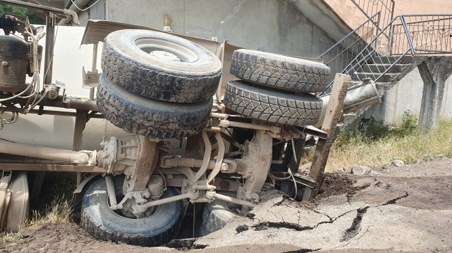 OSMANİYE’DE YOLUN ÇÖKMESİ SONUCU DEVRİLEN BETON MİKSERİNİN SÜRÜCÜSÜ YARALANDI