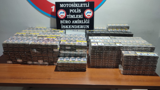 HATAY’DA POLİS EKİPLERİNİN KONTROL NOKTASINDA DURDURDUĞU ARACIN BAĞAJINDA  ÇUVALLARA GİZLENİŞ 1500 PAKET KAÇAK SİGARA BULUNDU