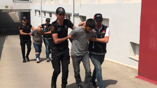 ADANA’DA UYUŞTURUCU SATICILARINA YÖNELİK OPERASYONDA YAKALANAN İKİ ŞÜPHELİDEN BİRİ TUTUKLANDI