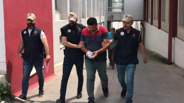 ADANA’DA YURTDIŞINA KAÇMA HAZIRLIĞINDAKİ 4 FİRARİ FETÖ HÜKÜMLÜSÜ YAKALANIP CEZAEVİNE GÖNDERİLDİ