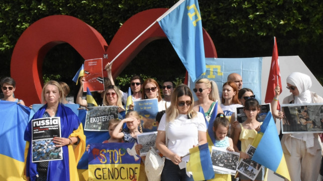 ADANA’DA YAŞAYAN UKRAYNALILAR, RUSYA’NIN SALDIRILARINA TEPKİ GÖSTERDİ