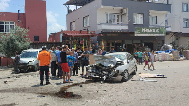 ADANA’NIN KOZAN İLÇESİNDE İKİ ARACIN ÇARPIŞMASI SONUCU 4 KİŞİ YARALANDI