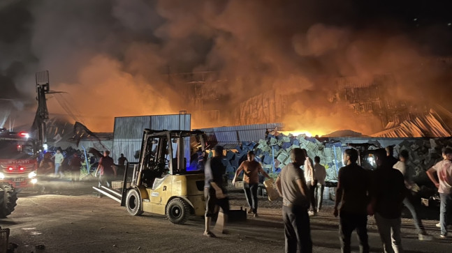MERSİN’İN TARSUS İLÇESİNDE, HENÜZ BELİRLENEMEYEN NEDENLE  PLASTİK KASA İMALATI FABRİKASINDA YANGIN ÇIKTI