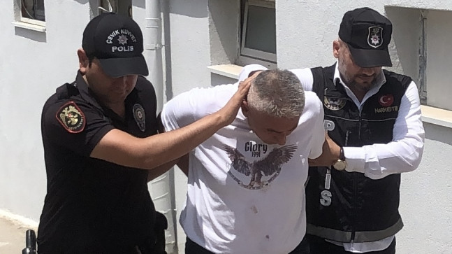 ADANA’DA POLİSLERİN UYGULAMA NOKTASI’NDA DURDURDUĞU TAKSİDE 1 KİLO 10 GRAM SENTETİK UYUŞTURUCU BULUNDU, TAKSİNİN SÜRÜCÜSÜ TUTUKLANDI