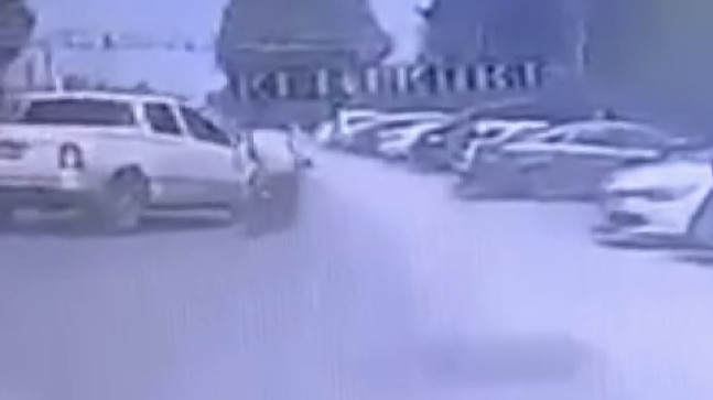 ADANA’DA PİKABIN MOTOSİKLET SÜRÜCÜSÜNE ÇARPMASI ARAÇ KAMERASINA YANSIDI