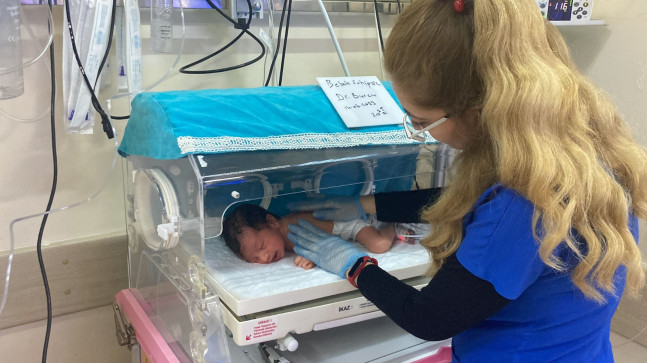 MERSİN’DE PARKTA ERKEK BEBEK BULUNDU, HASTANEYE KALDIRILAN BEBEK KUVÖZE ALINDI