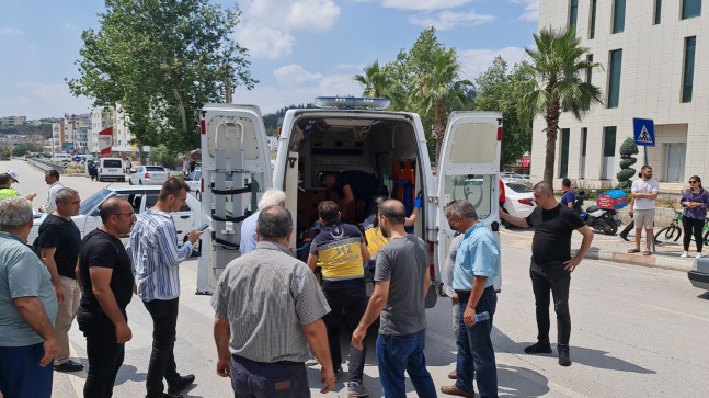 OSMANİYE’DE OTOMOBİL KARŞIYA GEÇEN BİSİKLETE ÇARPTI ÇARPMA ANI GÜVENLİK KAMERASINCA KAYDEDİLDİ