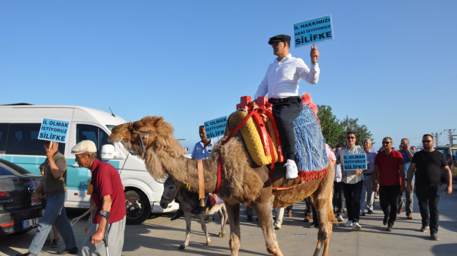BELEDİYE BAŞKANI, SİLİFKE’NİN İL YAPILMASININ İSTENDİĞİ YÜRÜYÜŞE DEVE ÜZERİNDE KATILDI