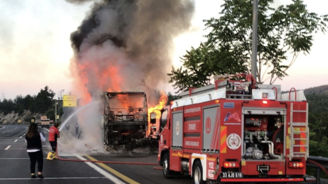MERSİN’İN TARSUS İLÇESİNDE, OTOYOLDA SEYİR HALİNDEYKEN YANGIN ÇIKAN YOLCU OTOBÜSÜNDE HASAR OLUŞTU