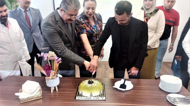 Osmaniye’de depremlerde 13 yakınını kaybeden hastane personeline doğum günü sürprizi