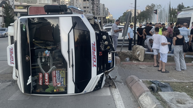 ADANA’DA YOLCU MİNİBÜSÜN DEVRİLMESİ SONUCU 3 KİŞİ YARALANDI