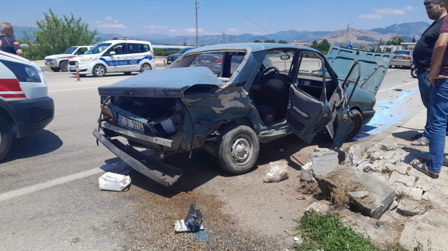 ADANA’DA İKİ OTOMOBİLİN ÇARPIŞTIĞI KAZADA 1 KİŞİ ÖLDÜ, 2 KİŞİ YARALANDI