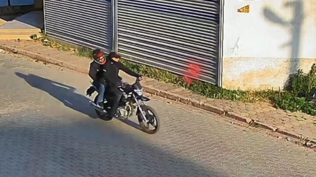 ADANA’DA SİLAH TEHDİDİYLE 3 KİŞİNİN CEP TELEFONUNU GASPETTİLER, MAĞDURLARDAN BİRİNİN DE BAŞINA TABANCASININ KABZASIYLA VURARAK YARALADILAR